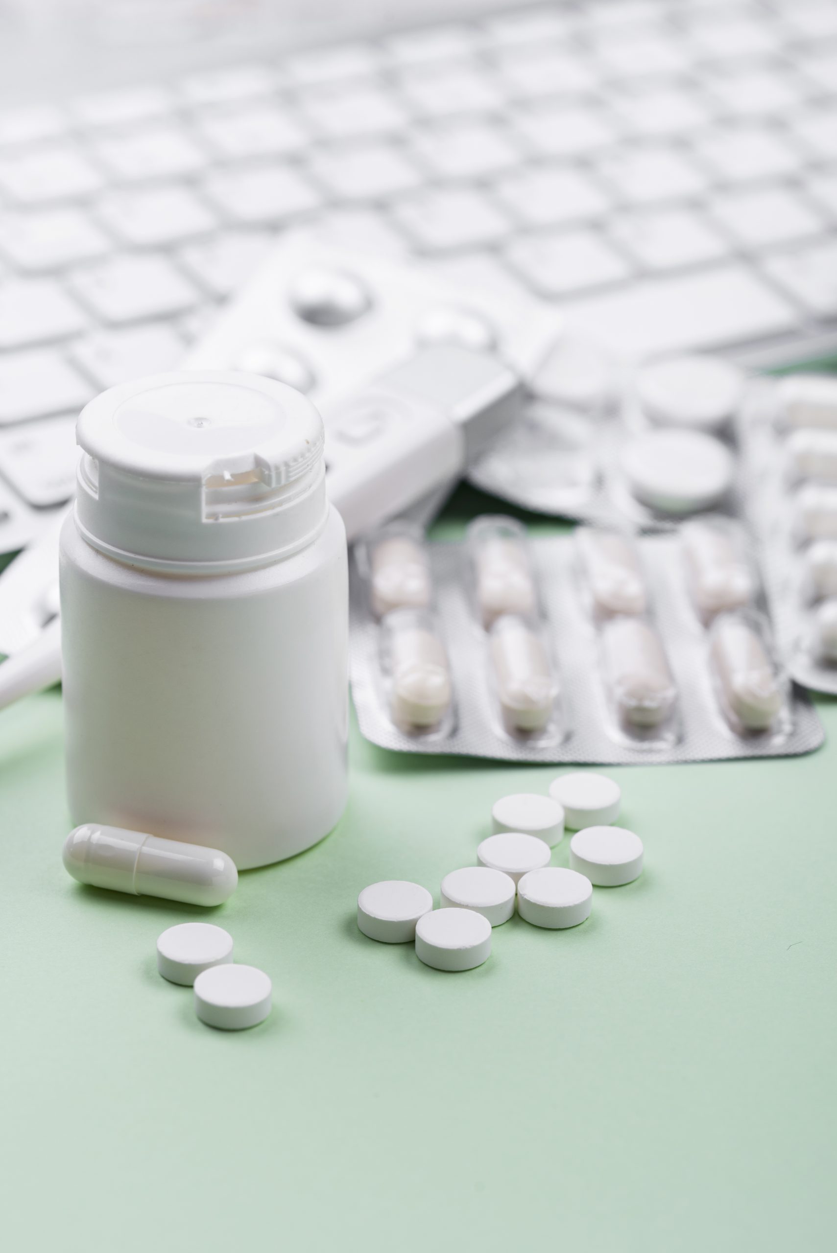 arrangement-pills-bottle-green-background